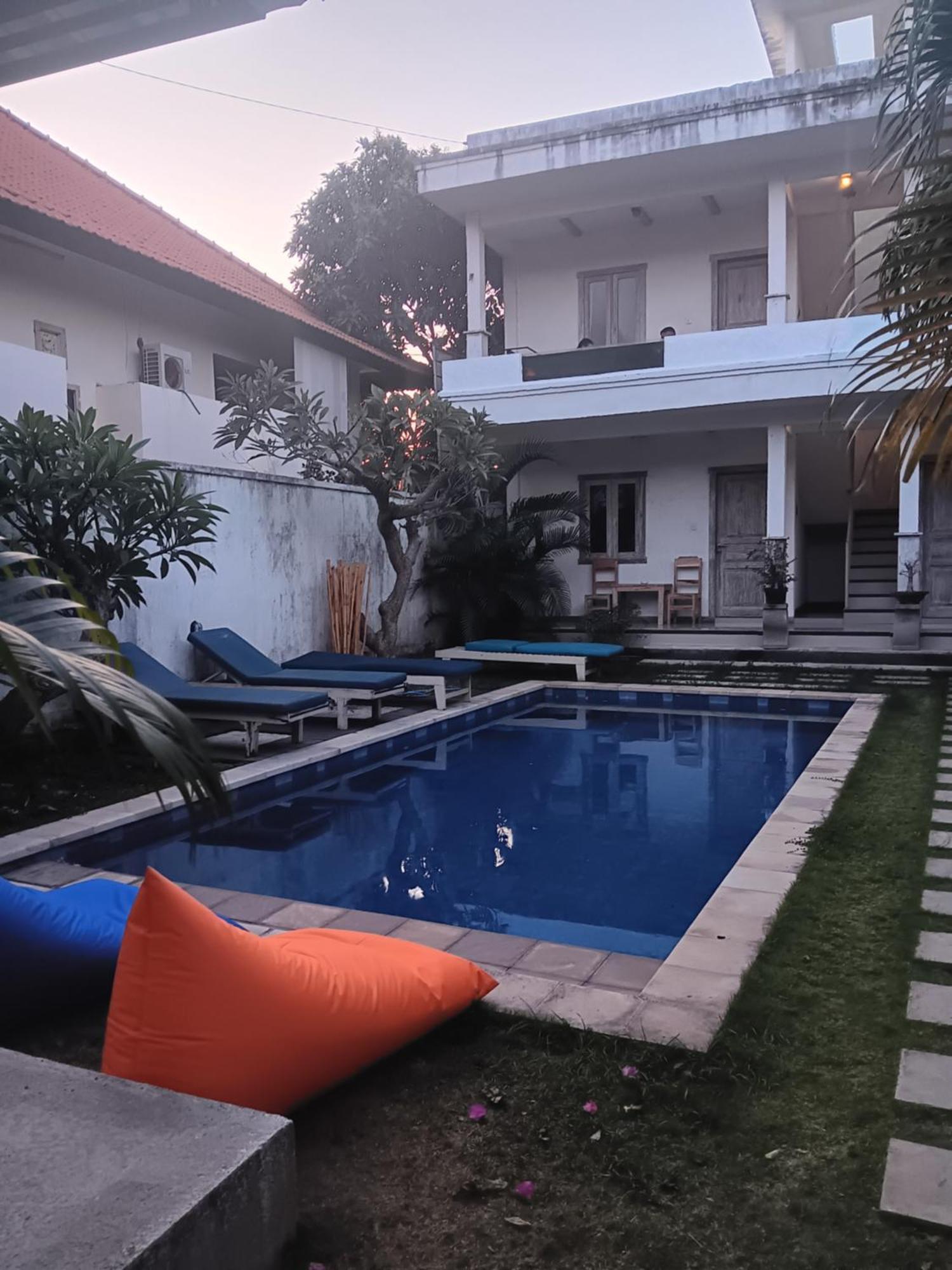 Adore Guesthouse Amed Buitenkant foto